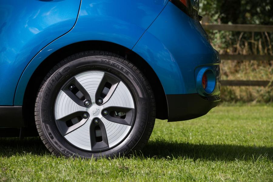 Колеса Kia Soul EV 2014 года  (UK) (фото 15 из 36)